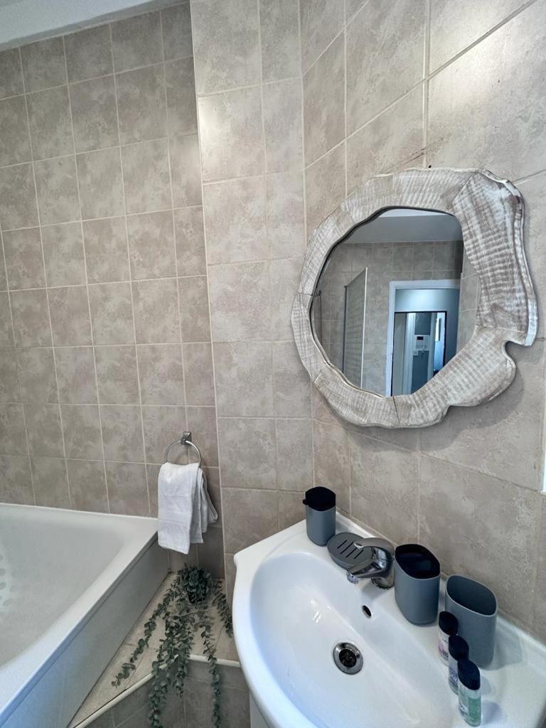 Light Budget Studio On Edgware Road, * Londen
